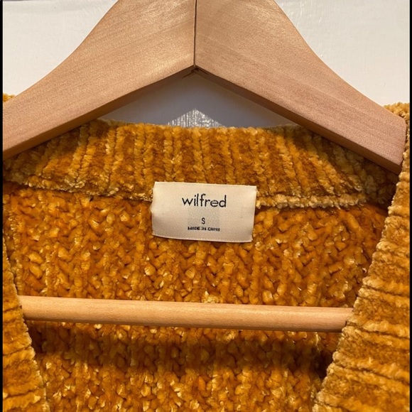 Gold knitted Aritzia sweater - Picture 2 of 3